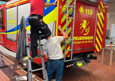 Feuerwehr-Fahrzeugbeklebung am Heck