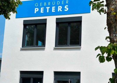 Beispiel Gebäudeschriftzug von Gebrüder Peters