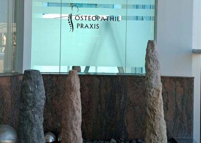 Beispiel Glasdekor am Eingangsbereich einer Physiopraxis