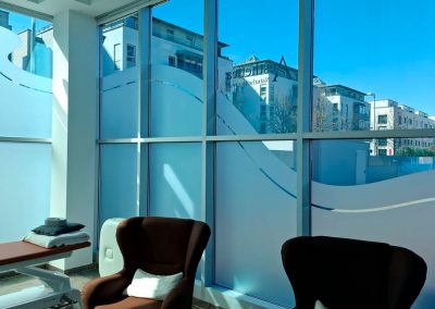 Beispiel Glasdekor Bürofront einer Physiopraxis