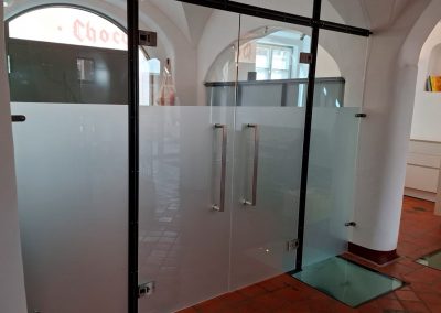 Beispiel Glasdekor am Eingangsbereich eines Gebäudes