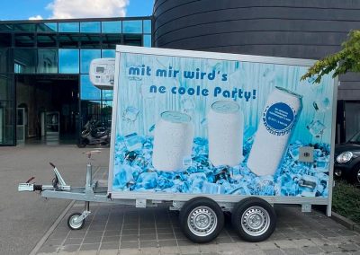 Auto-Kühlanhänger mit Beschriftung