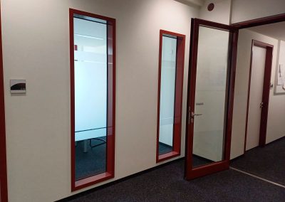 Beispiel Sichtschutzfolie an Bürotüren einer Schule