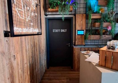 Beispiel Türbeschriftung STAFF ONLY