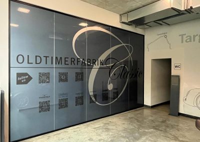 Oldtimerfabrik in Ulm mit Glasdekor OFC Milchglas ausgestattet